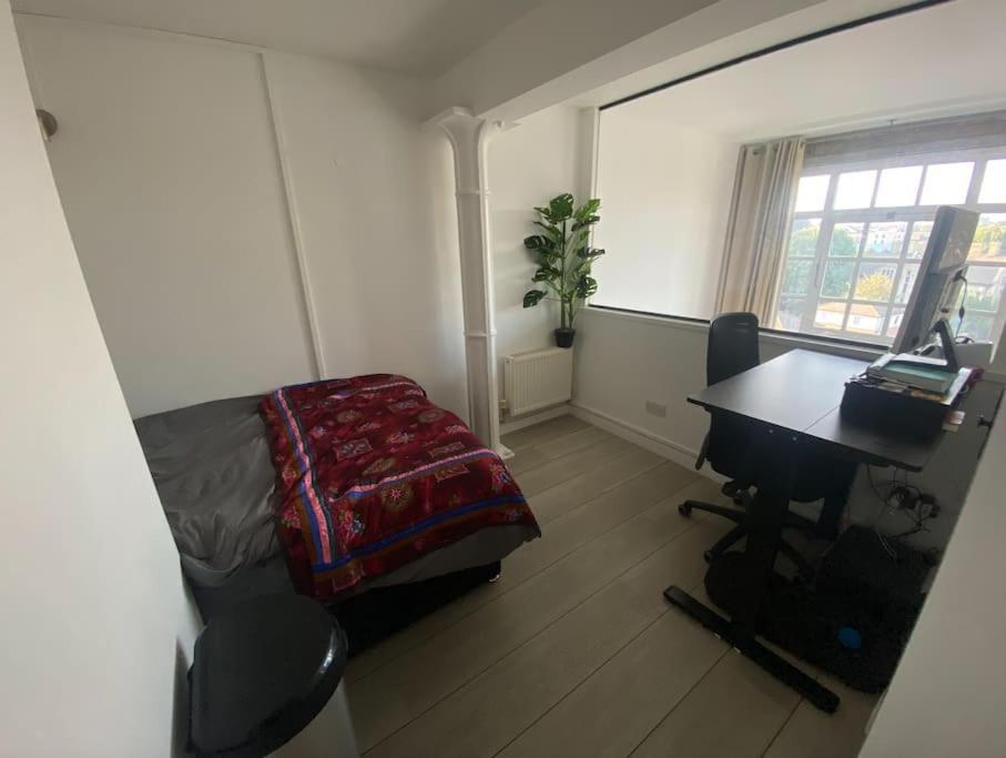 Luxury Artistic 2 Bedroom W/Balcony-Great Location Central Londra Esterno foto