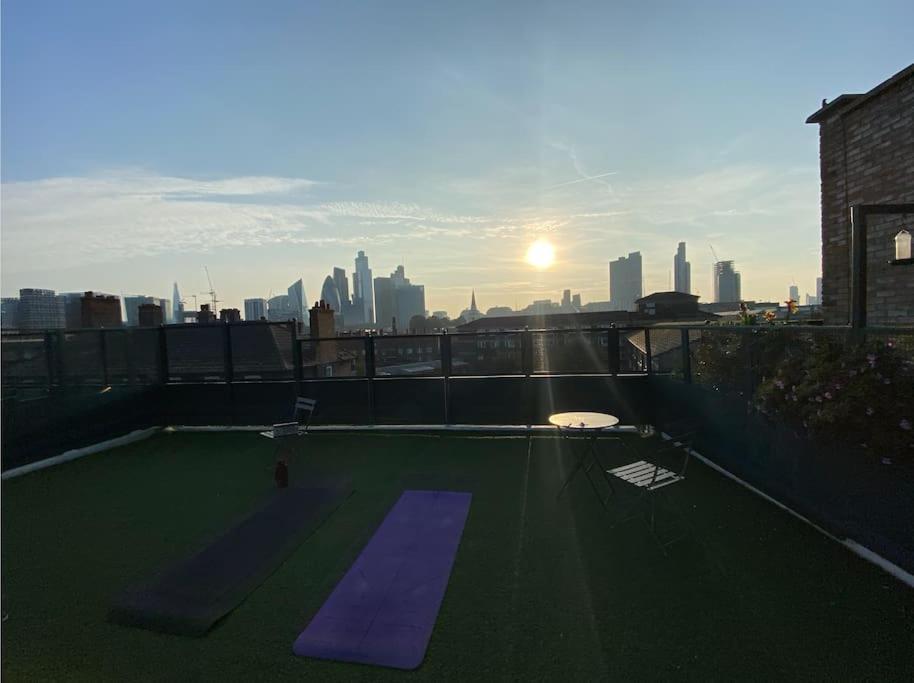Luxury Artistic 2 Bedroom W/Balcony-Great Location Central Londra Esterno foto