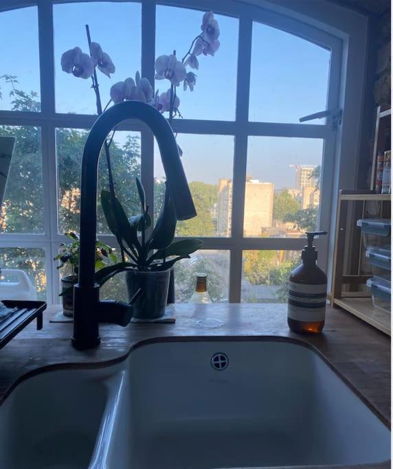 Luxury Artistic 2 Bedroom W/Balcony-Great Location Central Londra Esterno foto