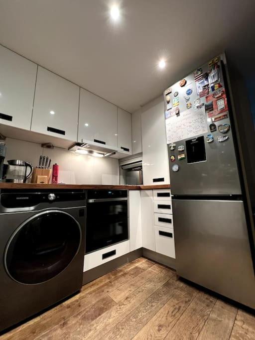 Luxury Artistic 2 Bedroom W/Balcony-Great Location Central Londra Esterno foto