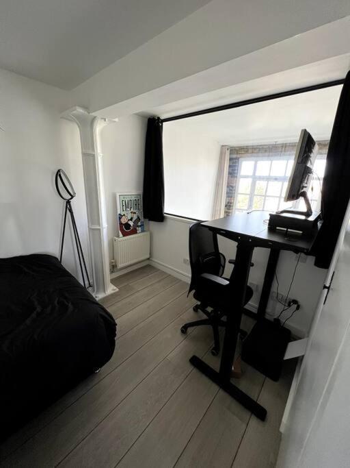 Luxury Artistic 2 Bedroom W/Balcony-Great Location Central Londra Esterno foto