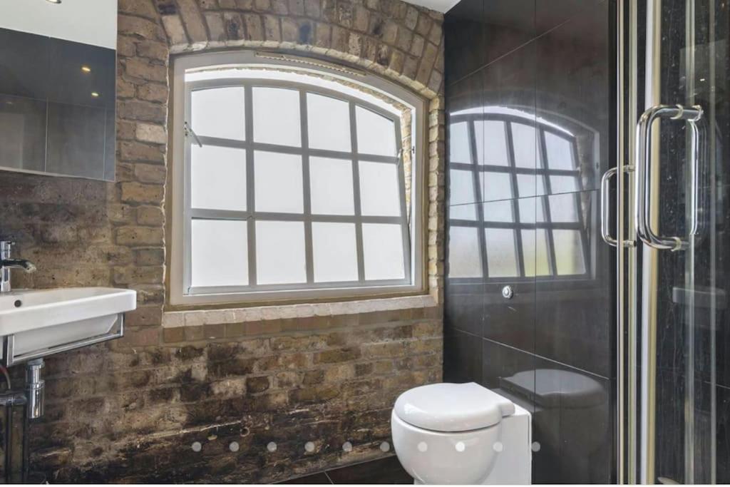 Luxury Artistic 2 Bedroom W/Balcony-Great Location Central Londra Esterno foto